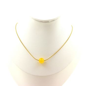 Collier 1 perle Agate jaune 8 mm. Chaine en acier doré inoxydable.