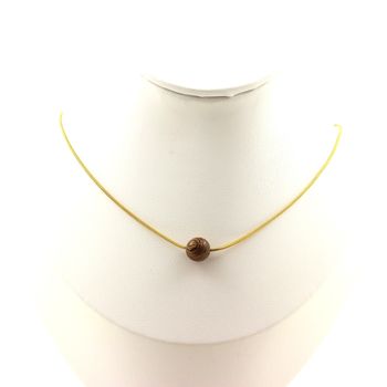 Collier 1 perle bois 8 mm. Chaine en acier doré inoxydable.