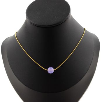 Collier 1 perle Calcédoine lavande 8 mm. Chaine en acier doré inoxydable.