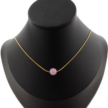 Collier 1 perle Mica violet mat 8 mm. Chaine en acier doré inoxydable.