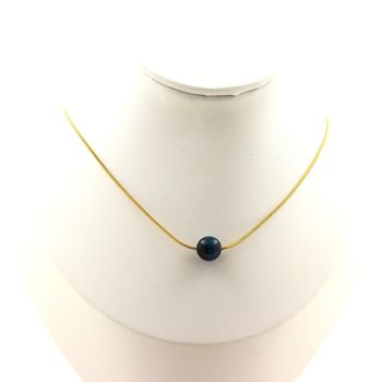 Collier 1 perle Oeil de Tigre bleu clair 8 mm. Chaine en acier doré inoxydable.