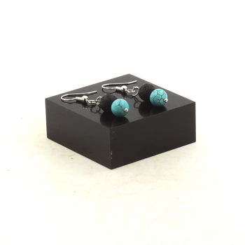 Boucles D'oreilles 2 Perles Howlite Turquoise + Lave 8 mm en acier inoxydable.