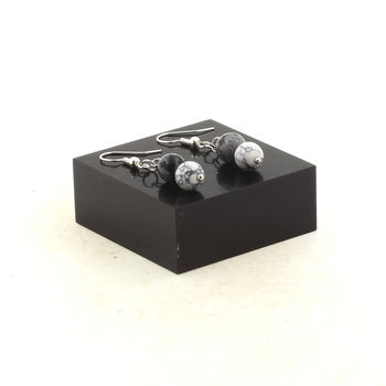 Boucles D'oreilles 2 Perles Howlite + Obsidienne flocon de neige 8 mm en acier inoxydable.