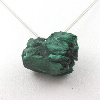 Collier Malachite brut. 65.20 ct.