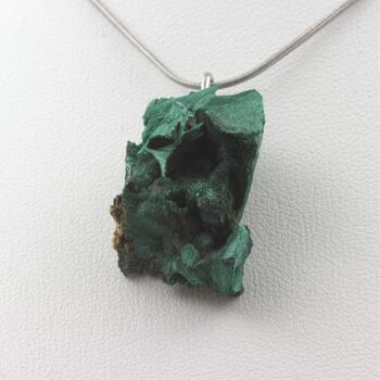 Collier Malachite brut. 39.40 ct.