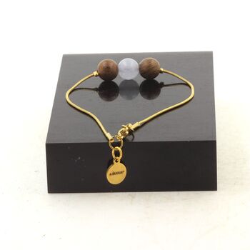 Bracelet en acier doré inoxydable 1 Perle Calcédoine bleu + bois 8 mm.