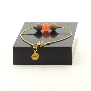 Bracelet en acier doré inoxydable 1 Perle Calcédoine orange + bois 8 mm.