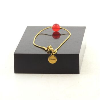 Bracelet en acier doré inoxydable 1 Perle Calcédoine rouge 8 mm.