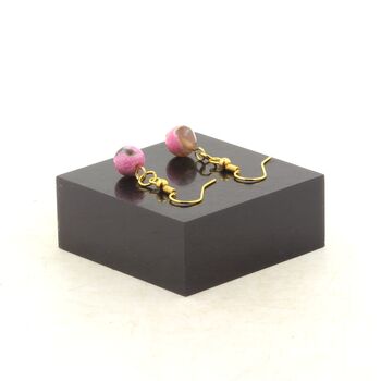 Boucles D'oreilles 1 Perle Agate fuchsia et marron 8 mm en acier doré inoxydable.