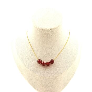 Collier 4 perles Agate rouge 8 mm. Chaine en acier doré inoxydable