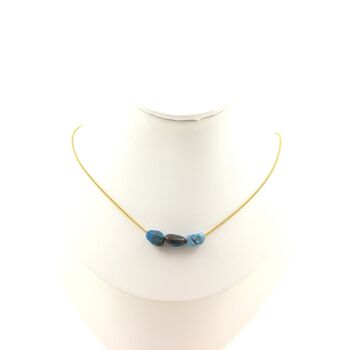 Collier 3 perles Apatite bleu du Brésil. Chaine en acier doré inoxydable