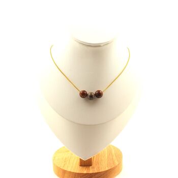 Collier 3 perles Bois pétrifié 8 mm. Chaine en acier doré inoxydable