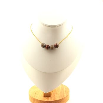 Collier 4 perles Bois pétrifié 8 mm. Chaine en acier doré inoxydable