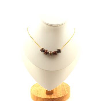Collier 5 perles Bois pétrifié 8 mm. Chaine en acier doré inoxydable