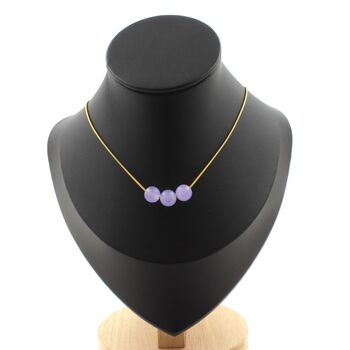 Collier 3 perles Calcédoine lavande 8 mm. Chaine en acier doré inoxydable