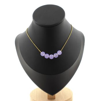 Collier 5 perles Calcédoine lavande 8 mm. Chaine en acier doré inoxydable