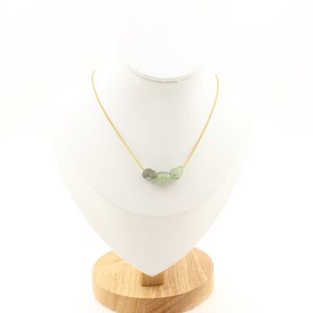Collier 3 perles Cyanite verte du Brésil. Chaine en acier doré inoxydable