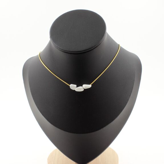 Howlite from the USA 3 beads necklace. Golden stainless steel chain