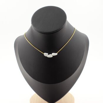 Collier 3 perles Howlite des USA. Chaine en acier doré inoxydable