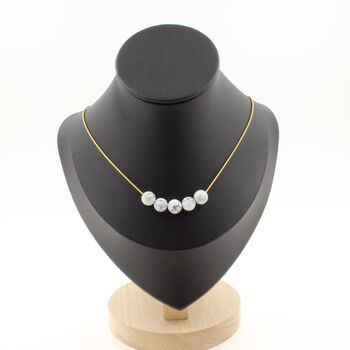 Collier 5 perles Howlite 8 mm. Chaine en acier doré inoxydable