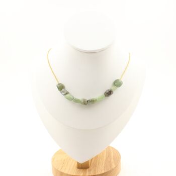 Collier 10 perles Cyanite verte du Brésil. Chaine en acier doré inoxydable