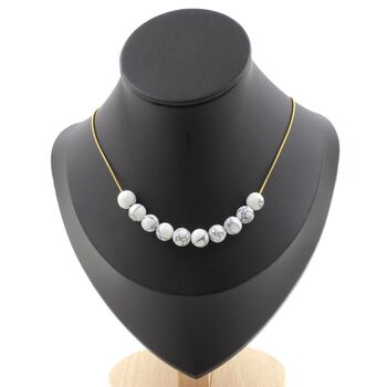 Collier 10 perles Howlite 8 mm. Chaine en acier doré inoxydable