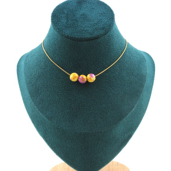 Collier 3 perles Jaspe jaune violet 8 mm. Chaine en acier doré inoxydable