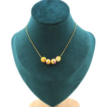 Collier 4 perles Jaspe jaune violet 8 mm. Chaine en acier doré inoxydable