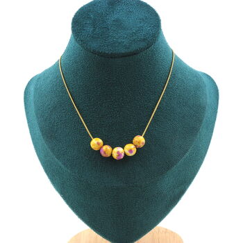 Collier 5 perles Jaspe jaune violet 8 mm. Chaine en acier doré inoxydable
