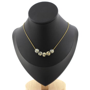Collier 5 perles Jaspe Dalmatien 8 mm. Chaine en acier doré inoxydable