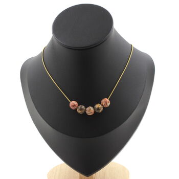 Collier 5 perles Jaspe léopard 8 mm. Chaine en acier doré inoxydable