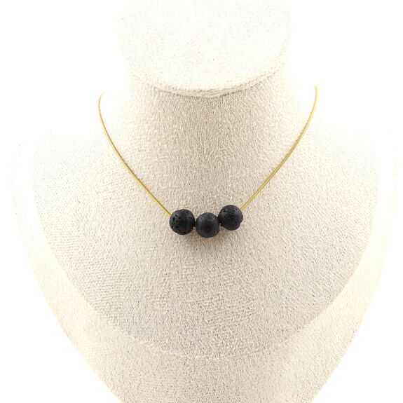 Collier 3 perles Lave 8 mm. Chaine en acier doré inoxydable