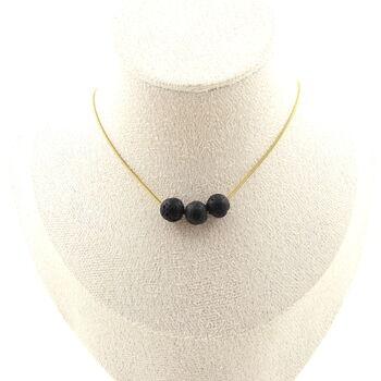 Collier 3 perles Lave 8 mm. Chaine en acier doré inoxydable