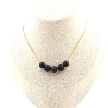 Collier 5 perles Lave 8 mm. Chaine en acier doré inoxydable