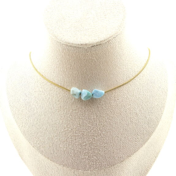Collier 3 perles Larimar de République Dominicaine. Chaine en acier doré inoxydable