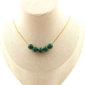 Collier 5 perles Malachite (avec résine) 8 mm. Chaine en acier doré inoxydable