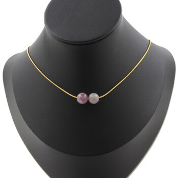 Collier 2 perles Mica violet de Tanzanie 8 mm. Chaine en acier doré inoxydable