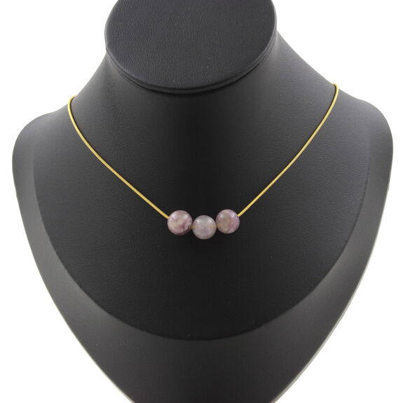 Collier 3 perles Mica violet de Tanzanie 8 mm. Chaine en acier doré inoxydable