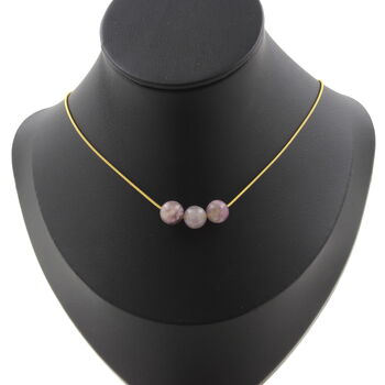 Collier 3 perles Mica violet de Tanzanie 8 mm. Chaine en acier doré inoxydable