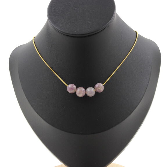 Collier 4 perles Mica violet de Tanzanie 8 mm. Chaine en acier doré inoxydable