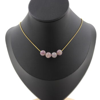 Collier 4 perles Mica violet de Tanzanie 8 mm. Chaine en acier doré inoxydable