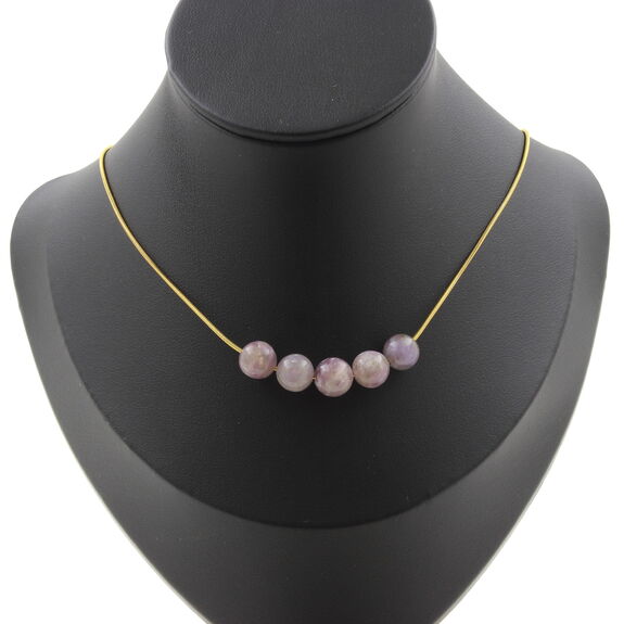 Collier 5 perles Mica violet de Tanzanie 8 mm. Chaine en acier doré inoxydable