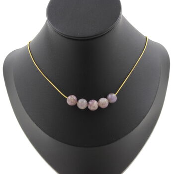 Collier 5 perles Mica violet de Tanzanie 8 mm. Chaine en acier doré inoxydable