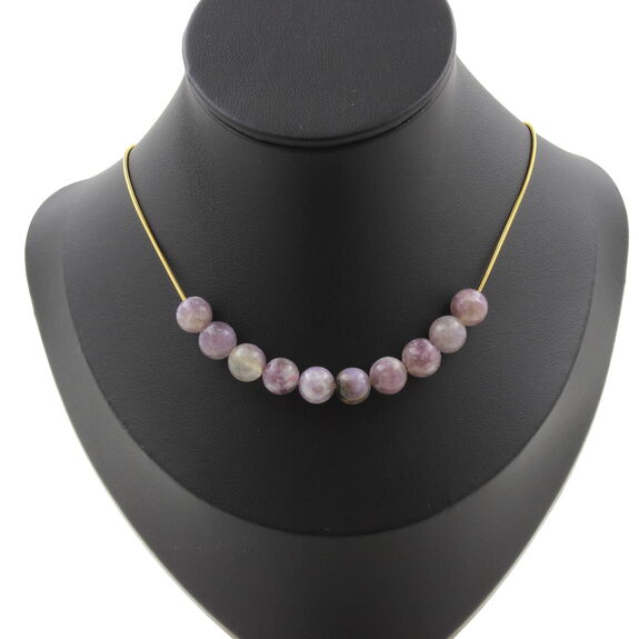 Collier 10 perles Mica violet de Tanzanie 8 mm. Chaine en acier doré inoxydable
