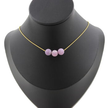 Collier 3 perles Mica violet mat 8 mm. Chaine en acier doré inoxydable