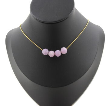 Collier 4 perles Mica violet mat 8 mm. Chaine en acier doré inoxydable