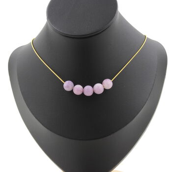Collier 5 perles Mica violet mat 8 mm. Chaine en acier doré inoxydable