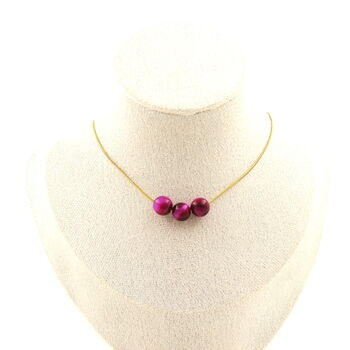 Collier 3 perles Oeil de Tigre fuschia 8 mm. Chaine en acier doré inoxydable