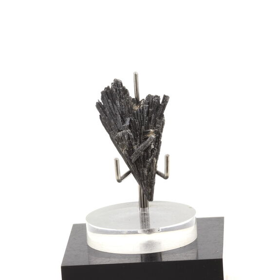Cyanite noire. 30.0 ct.