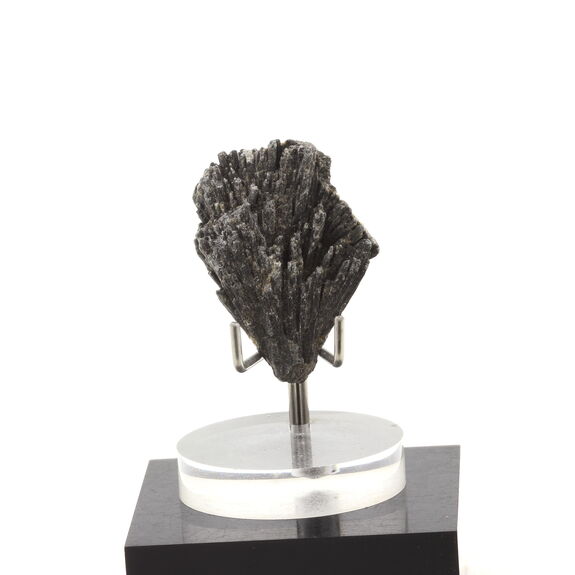 Cyanite noire. 57.0 ct.